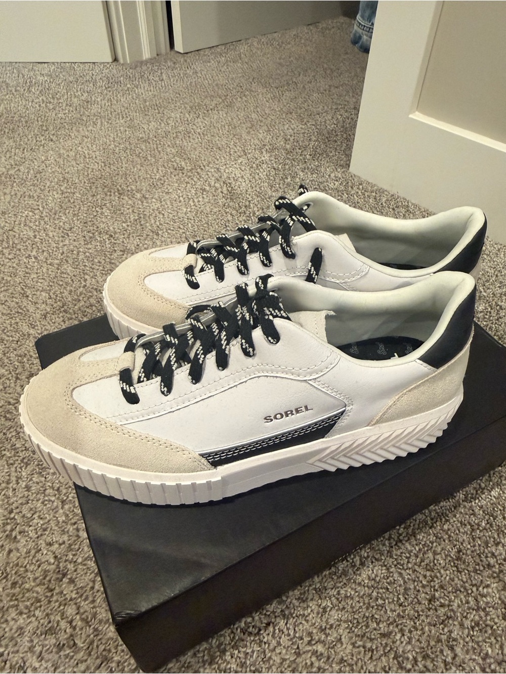 Sorel ona ave t toe womens White and Black Low-Top Suede-Trim Sneakers 10 NIB